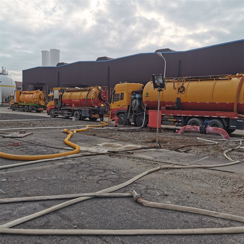 新城街道污水池清理