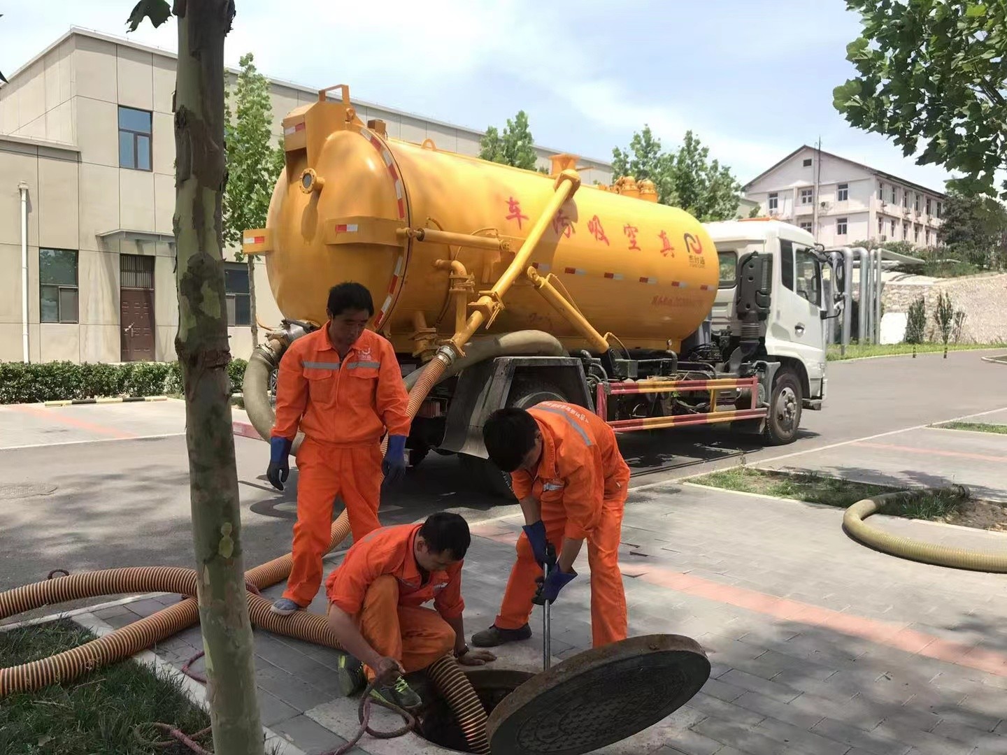 新城街道管道疏通车停在窨井附近