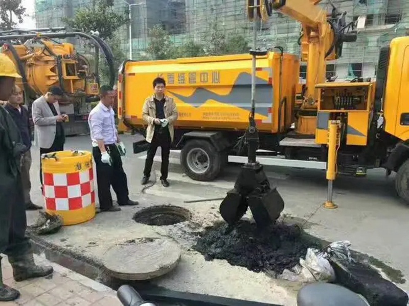 新城街道街道：网格员化身“清道夫”，为民解忧疏通“堵心”化粪池