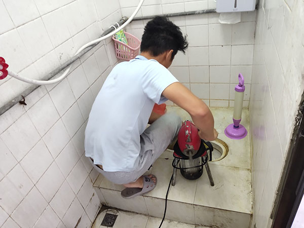 新城街道肥皂掉到马桶里把马桶堵住了怎么办？马桶堵住了怎么办