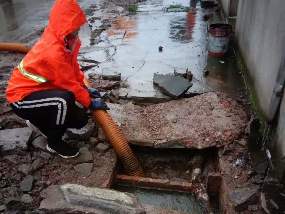 新城街道专业清理污水池 炜誉市政以规范流程守护城市 “肠道”