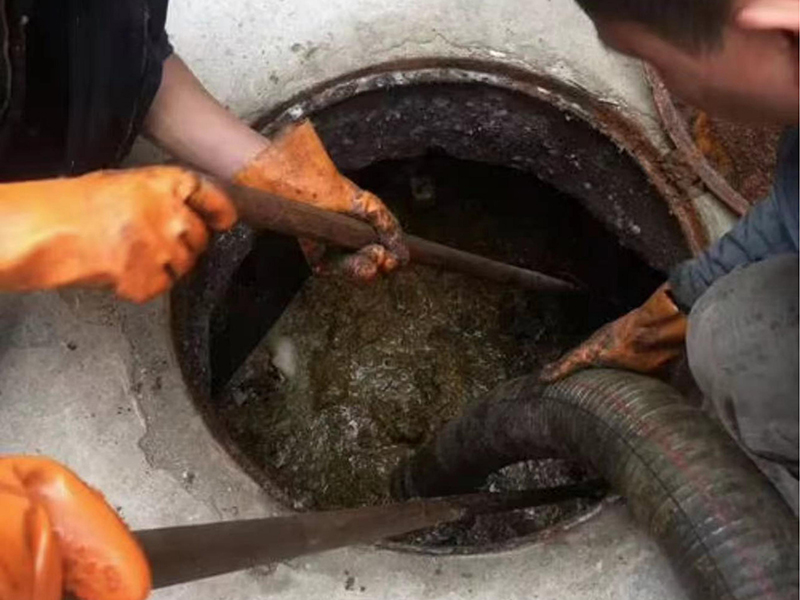 新城街道清理化粪池时如何避免沼气的危害?